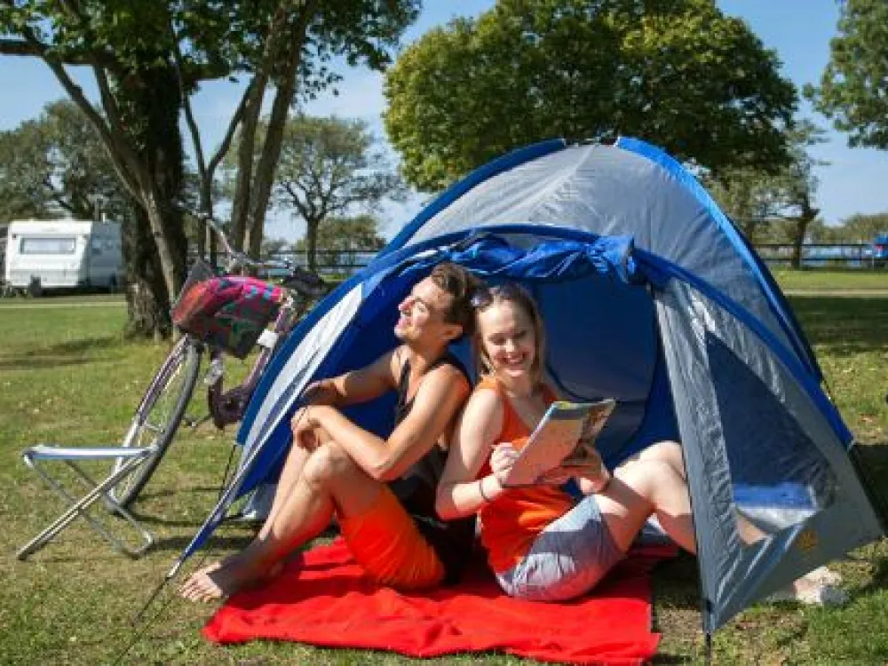 Campingtomt MINI 6x8 meter inkl. el & wifi - för små tält