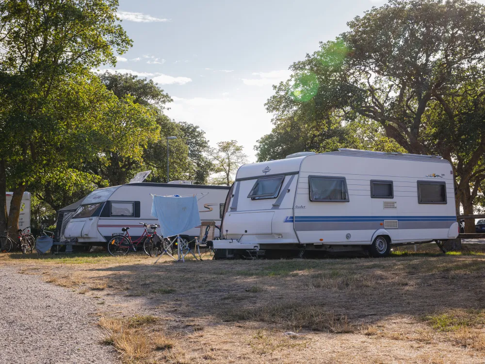 Campingtomt 10x8 m med el